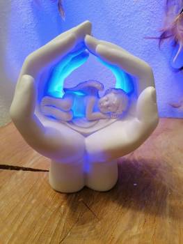 BESCHÜTZTES ENGELCHEN MIT LED IN HÄNDEN