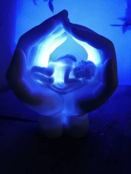 BESCHÜTZTES ENGELCHEN MIT LED IN HÄNDEN