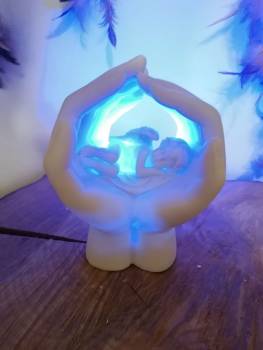 BESCHÜTZTES ENGELCHEN MIT LED IN HÄNDEN