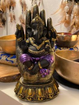 LILA GANESHA IN SCHÜTZENDER HAND