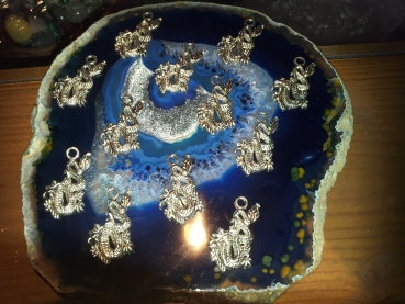 C - KLEINER LÄNGLICHER CHINESISCHER SCHUTZDRACHE