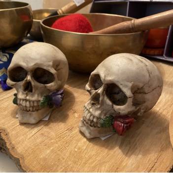 TOTENKOPF MIT ROSE