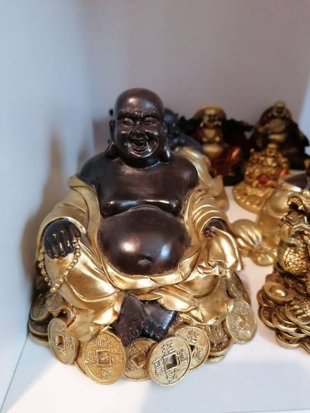 BUDDHA SITZEND AUF GOLDMÜNZEN